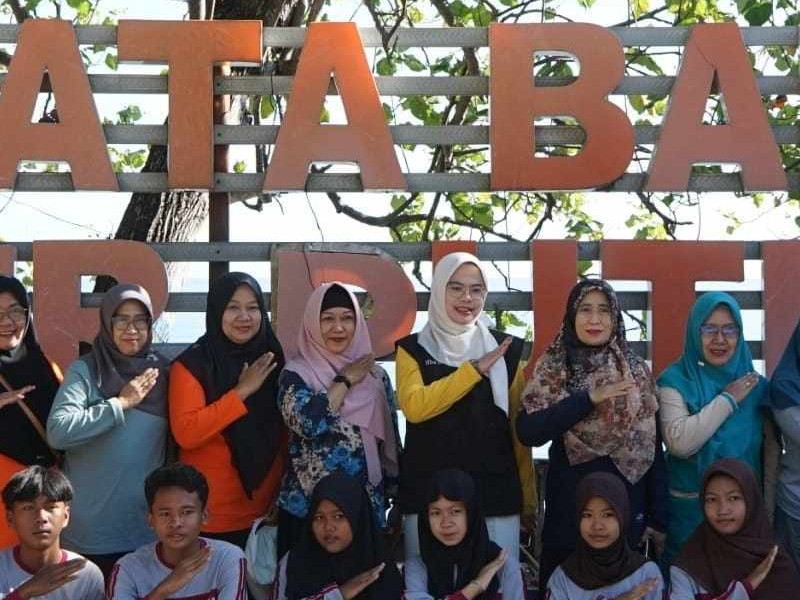 siswa siswi SMPN 1 Bungatan mengikuti edukasi snorkling di wisata bahari pasir putih yang di adakan oleh dinas pariwisata kabupaten Situbondo